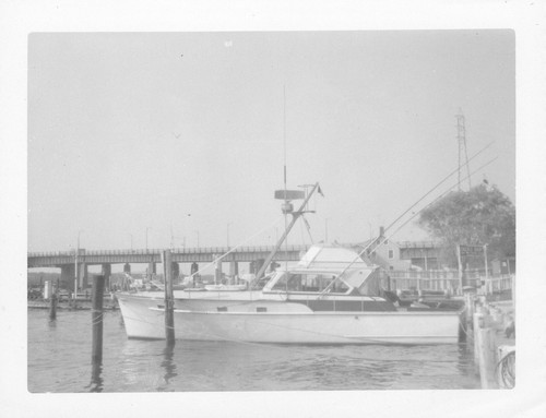 Vtg snapshot cabin cruiser - b&w,
